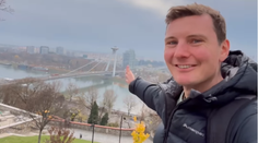 Austrálsky producent si v Bratislave zamiloval jednu z „najškaredších budov sveta“. Kúpil si aj suvenír
