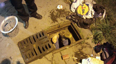 Čech skočil hlavičku do kanála pre zlatú retiazku