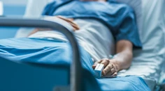 Incident v pražskej nemocnici: Mladíci údajne sexuálne napadli 14-ročnú pacientku