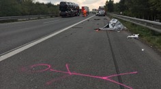 Reťazová nehoda na D2. Šoféra diaľničnej patroly nabral iný vodič