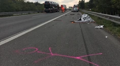 Reťazová nehoda na D2. Šoféra diaľničnej patroly nabral iný vodič