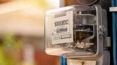 Od januára zaplatíme o takmer desať percent menej za elektrinu