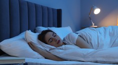 Spánok ovplyvňuje našu náladu i dĺžku života. Zabudnite však na mýtus ôsmich hodín