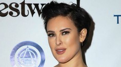 Obrovský výstrih, len prsia nikde. Rumer Willis vyrazila v sexy šatách