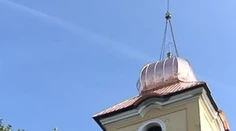 V Hokovciach opravili vežu a potomkom tam zanechali zaujímavý odkaz