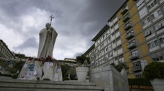 Pápež má za sebou ďalšiu pokojnú noc. Od zdravotníckeho personálu dostal milý darček