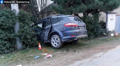 Vodič nezvládol zákrutu a vyletel na chodník. Chodca ťažko zranil