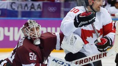 Kanaďanom v štvrťfinále šediveli vlasy z lotyšského brankára