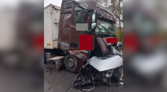 Z osobného auta nezostalo po zrážke s kamiónom takmer nič. Nehoda v Rožňave si vyžiadala jednu obeť