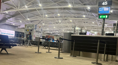 Z dovolenky snov nočná mora. Slováci aj s malými deťmi uviazli desiatky hodín na cyperskom letisku v Larnake