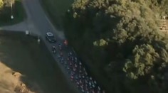 VIDEO: Favorit v nemocnici, organizátori zlyhali. Jazdcom sa na pretekoch objavilo v protismere civilné auto