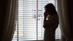 Po smrti matky prežila peklo. Ženu mali držať v byte a pripraviť ju o takmer 600-tisíc eur