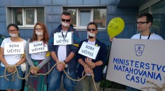 Pred ministerstvom školstva protestovali učitelia aj študenti