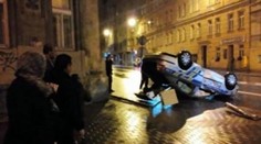 Policajti v Brne naháňali BMW. Ich auto skončilo na streche