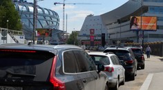 „Snažia sa to zľahčovať. Tvária sa, že benzín je, ale nie je.“ Rady na čerpacích staniciach v Rusku pretrvávajú