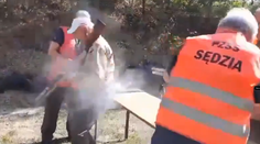 VIDEO: Porušil všetko, čo sa dalo. Kamera zachytila, ako Poliak na strelnici omylom postrelil kolegu