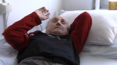 Starček sa sťažuje na spolubývajúceho. Šikana medzi dedkami?