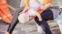 Korálky, guľôčky či figúrky zo stolových hier. Ako postupovať, keď sa nimi dieťa dusí a čomu sa rozhodne vyhnúť
