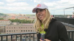 Zložila prilbu a naspievala hit. Ester Ledecká ukázala, že doma nie je len na svahu