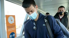 Novak Djokovič sa vrátil do Belehradu, novinárom unikol cez zadný vchod letiska
