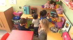 Zo škôlky musia deti vyberať už na obed. Rodičia z osady hovoria o diskriminácii