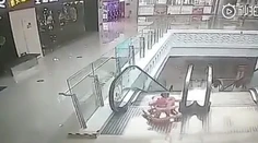 Hrozivé video: Dojča v chodítku spadlo dolu eskalátorom