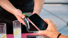 Na dovolenke míňame viac než kedysi. Odborník upozorňuje na pascu moderného platenia