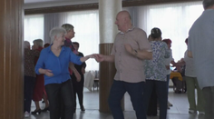 Dokazujú, že vek je len číslo. Seniori sa zabávali a učili v prievidzskej tančiarni