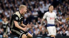 Ajax vyhral aj v Londýne a do odvety si vezie tesný náskok