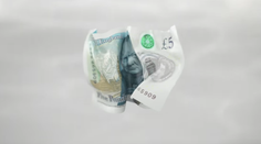 Británia vydáva novú bankovku, ktorá prežije aj pranie. Takto vyzerá