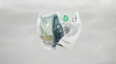 Británia vydáva novú bankovku, ktorá prežije aj pranie. Takto vyzerá