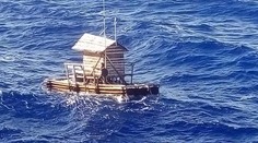 Mladý rybár prežil mesiac a pol v takomto drevenom člne