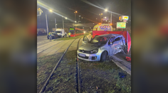 Šofér napriek zákazu vošiel do cesty električke. Jeho spolujazdkyňa zomrela na mieste