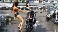 Chúďa dievča. Tak veľmi chcela byť sexy, až sa strápnila