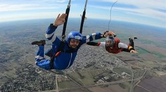 Parašutistický výcvik sa skončil tragédiou. Muž sa zamotal do vlastného padáka, jeho telo našli v poli