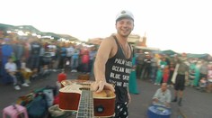 Mladý Slovák nepotrebuje k životu nič iba gitaru a cestovanie, peniaze mu nechýbajú