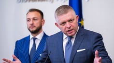 Fico počas tlačovky šestnásťkrát zopakoval, že médiá klamú. Nie je nikto, kto by mu povedal, aby sa krotil, hovorí politológ