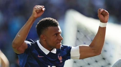 Francúzi vstúpili do šampionátu úspešne. Mbappé sa zapísal do histórie