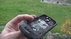 Prvý prípad na Slovensku! Spiacemu mužovi vedľa hlavy explodoval smartfón