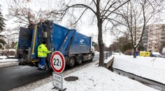 Muž prespal v kontajneri a skončil v lise smetiarskeho auta. Zachránil ho krik