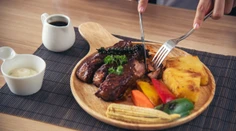 Spôsobia, že vám bude ešte teplejšie. Niektorým jedlám sa v horúčavách vyhnite