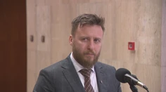 Peter Kotlár odporúča vláde zastavenie očkovania mRNA vakcínami. Uznávaný virológ nad tým krúti hlavou