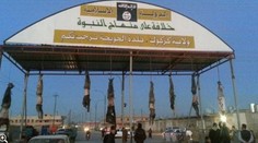 Osem mŕtvol nechali visieť na vjazde do mesta