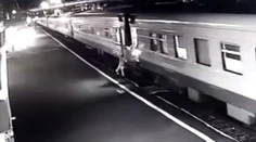 VIDEO: Žena sa snažila naskočiť na vlak, napokon skončila pod jeho kolesami