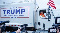 VIDEO: Na Bidenov výrok reagoval svojsky. Trump pri nastupovaní do smetiarskeho auta napodobnil svojho rivala