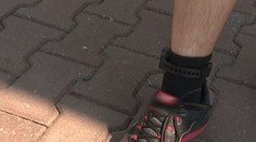 Prvý odsúdený dostal elektronický náramok. Pod dohľadom bude rok