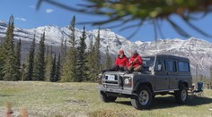 Keď otvorili stan, zbadali, ako priamo k nim beží medveď grizly. Cestovateľky okúsili divočinu v terénnom aute