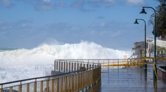 Silné vlnobitie v Austrálii si vyžiadalo najmenej šesť obetí a dvoch nezvestných