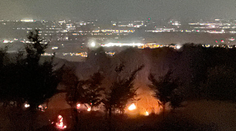 Nočný požiar v Malých Karpatoch. Plamene šľahali z lesa, ľudí vystrašil hustý dym a zápach