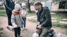 Slovenský fotoreportér na Ukrajine: Každá babička tu je expertka na balistiku. Miesto pečenia koláčov sledujú rakety